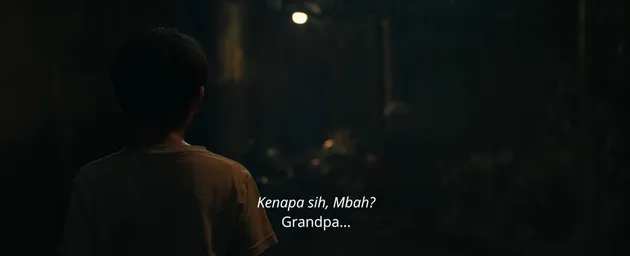 Ardhana Jovin Sebagai Ipung Berbincang Dengan Kakek di Film Singsot: Siulan Kematian 