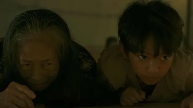 Ipung (Ardhana Jovin) dan neneknya (Sri Isworowati) Film SINGSOT SIULAN KEMATIAN