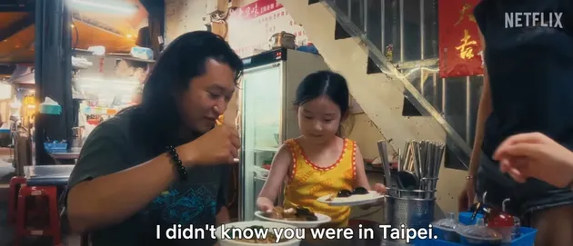I-Jing Melayani Pembeli Mie di Film Left-handed Girl 