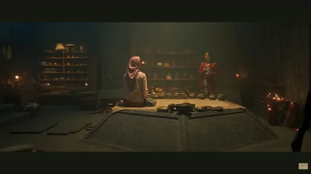 Atiqah Hasiholan Sosok Ketiga Lintrik