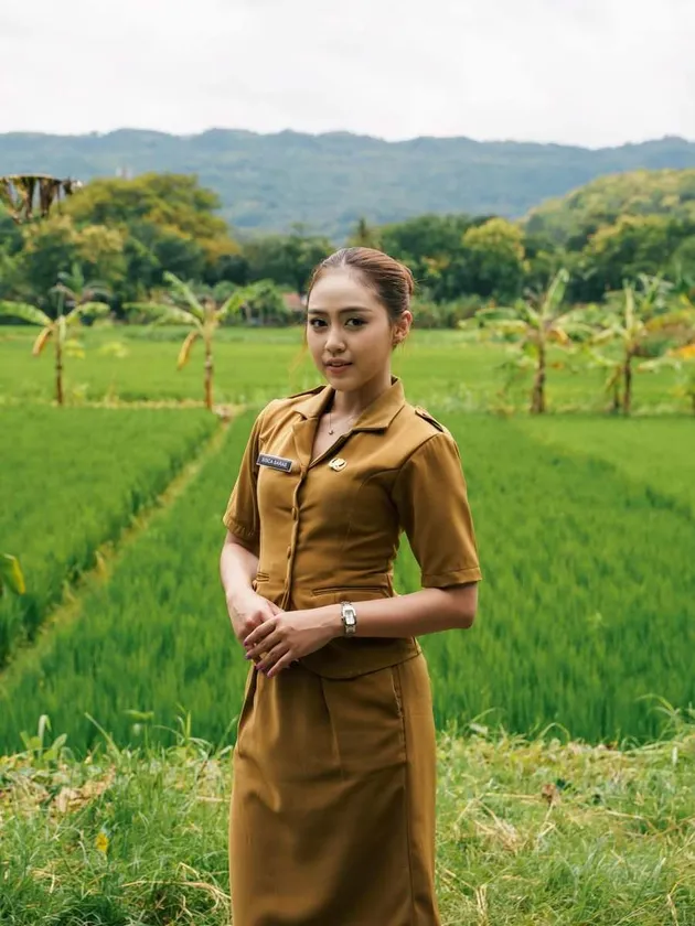 Sisca Saras memakai seragam PNS.