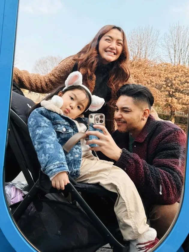 Pose gemas anak Siti Badriah liburan ke Korea Selatan