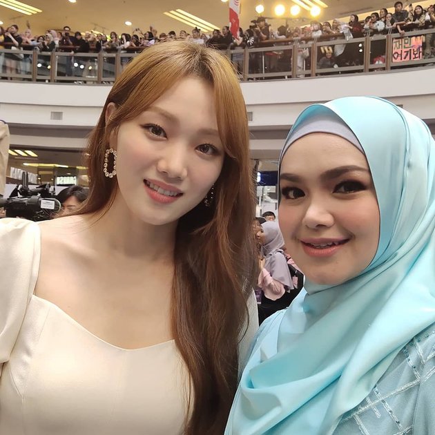 Wefie cantik antara Lee Sung Kyung dan Siti Nurhaliza ini membuat banyak netizens terpukau. Yaps, foto ini diambil kala keduanya menghadiri K-Wave and Halal Show. Siti pun memuji kecantikan Lee Sung Kyung. Padahal dia sendiri juga cantik.