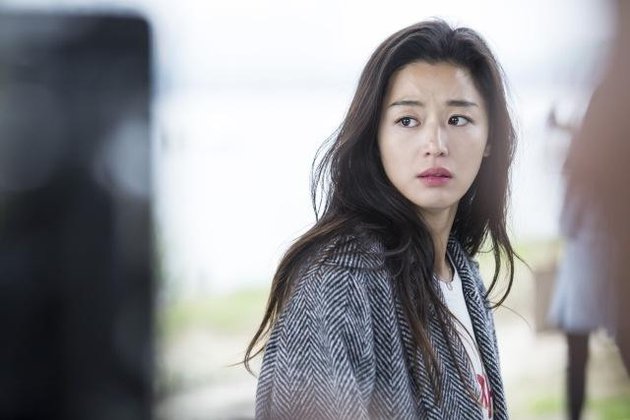 Nama Jun Ji Hyun ada dalam daftar bintang Korea yang paling berpengaruh saat ini. Meski sedang tak merilis film baru, aktris 35 tahun itu berhasil menduduki peringkat ke-8.