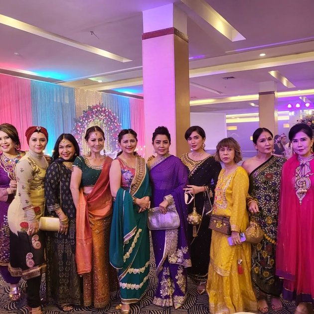 Upper Class Socialite, 7 Portraits of Mayangsari's Appearance at Iis Dahlia's Birthday Party - Beautiful in Sari