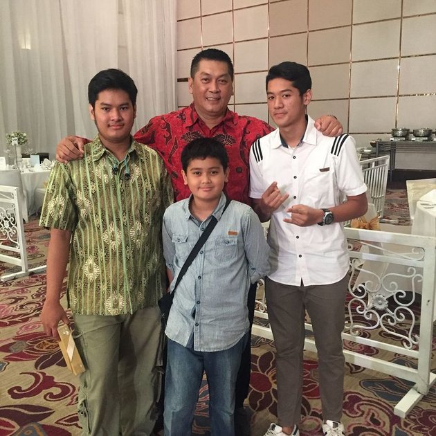 Loving Father Figure, Peek into the Warm and Compact Moments of the Late Donny Kesuma with His Three Sons Now Living in Memory