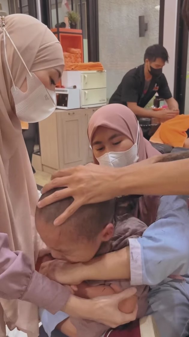 The Ideal Mother Figure, 11 Photos of Larissa Chou Accompanying Yusuf's Haircut - Patiently Calming the Tantrum of Her Precious Child While Getting His Hair Cut