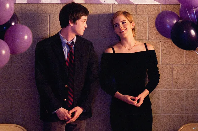 THE PERKS OF BEING A WALLFLOWER dihiasi oleh sederet musisi ternama yang melantunkan soundtrack keren. Mereka adalah Sonic Youth, Cocteau Twins, dan David Bowie. Whoa!