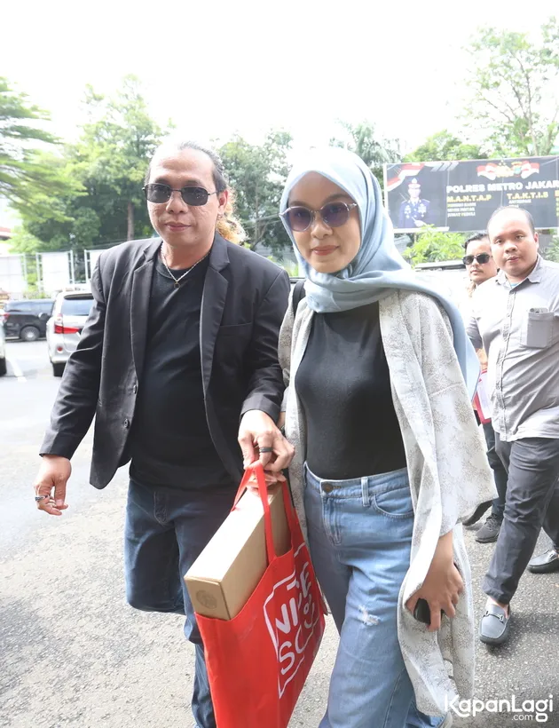 Ayu Chairun Nurisa Tenteng Tas Merah