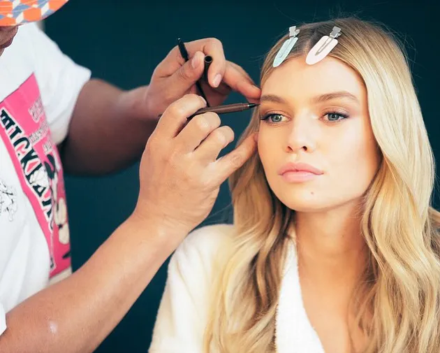 Stella Maxwell, Pacar Lesbian Miley Cyrus