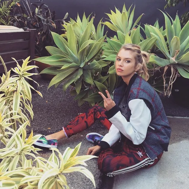 Stella Maxwell, Pacar Lesbian Miley Cyrus