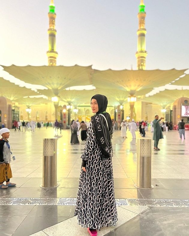 Stevi Agnecya's First Umrah After Becoming a Convert, Her Portrait Wearing Hijab in the Holy Land is Heartwarming - Very Beautiful
