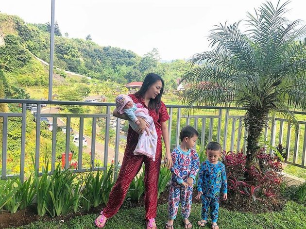 Strong Mom! these are 9 Portraits of Kezia Karamoy Taking Care of Her 3 Children at Once - Her Slim Waist is the Highlight