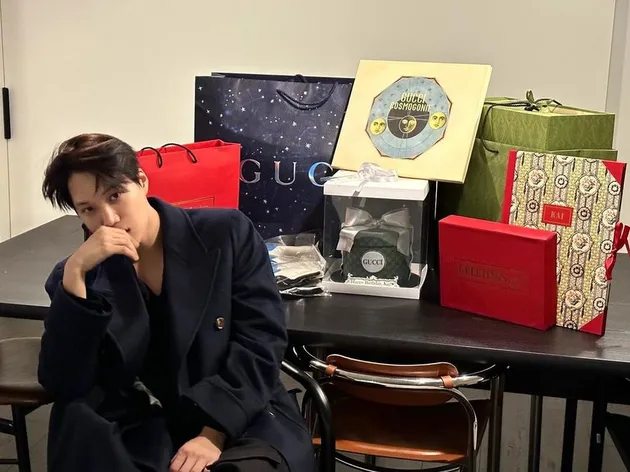 Idol K-Pop yang Tampak Elegan Saat Mengenakan Pakaian Berwarna Hitam