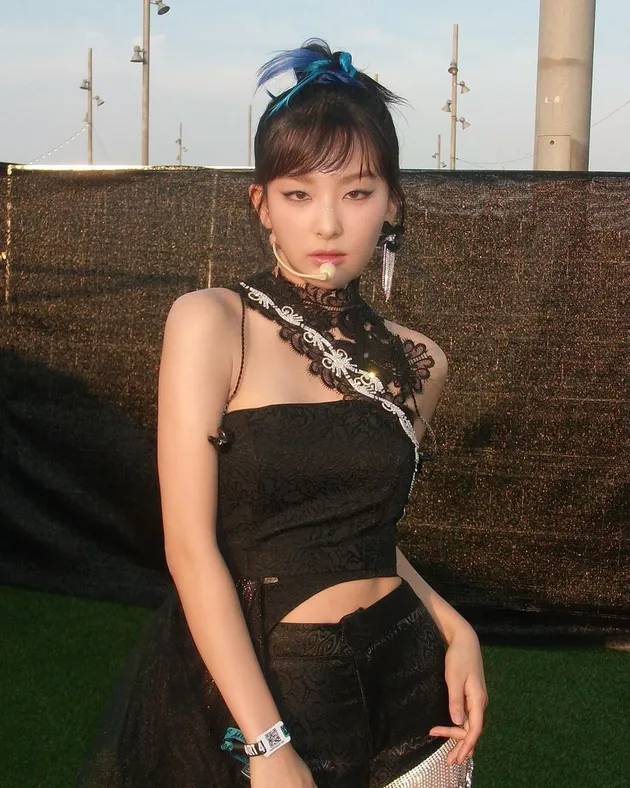 Idol K-Pop yang Tampak Elegan Saat Mengenakan Pakaian Berwarna Hitam