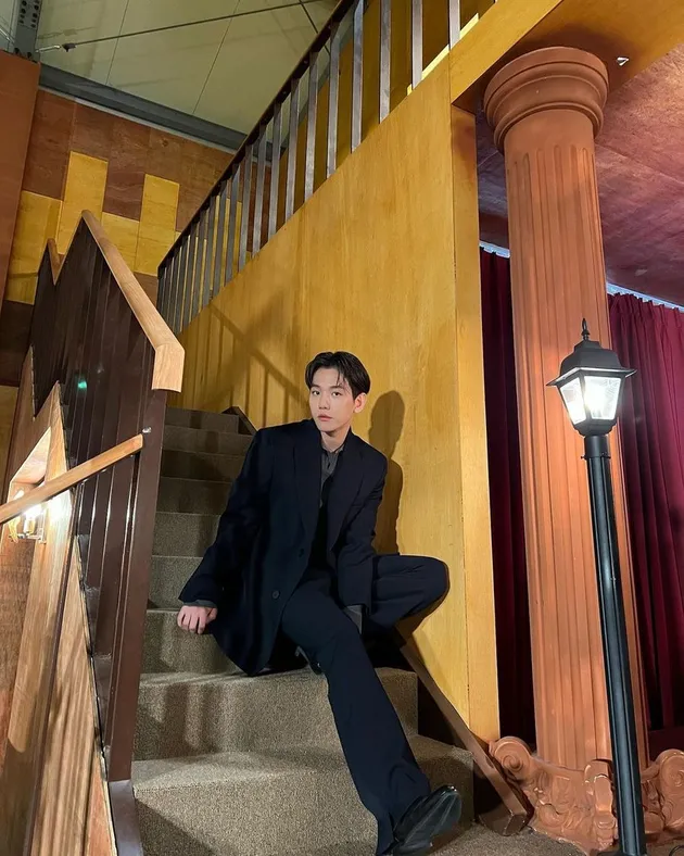 Idol K-Pop yang Tampak Elegan Saat Mengenakan Pakaian Berwarna Hitam