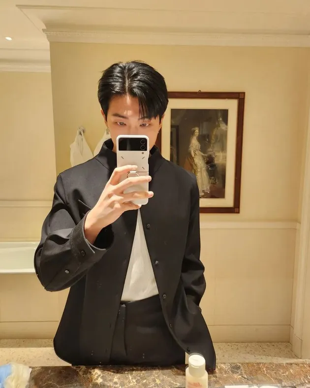 Idol K-Pop yang Tampak Elegan Saat Mengenakan Pakaian Berwarna Hitam