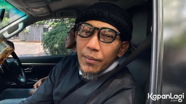 Suami Mpok Alpa Pakai Baju Hitam