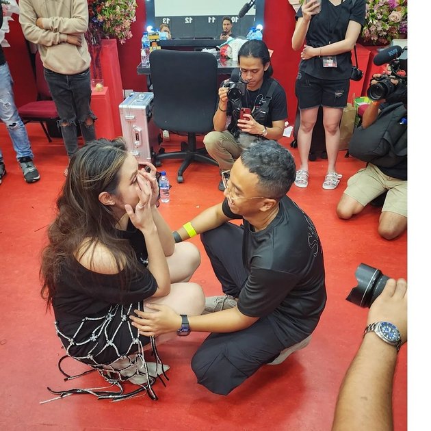The Supportive Husband We All Dream of, 10 Photos of Hamish Daud Giving Support and Hugging Raisa at Her Concert in GBK