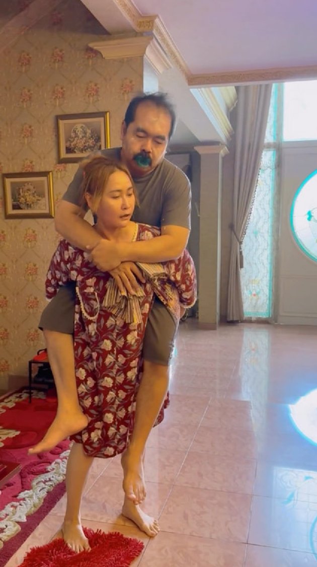 Feeding Each Other Until Carrying Husband, 8 Photos of Inul Daratista and Adam Suseno being Intimate and Funny