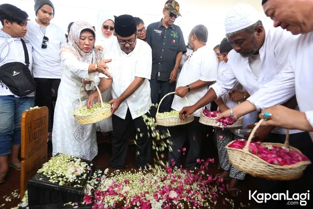 Pemakaman Ibu Rano Karno