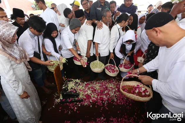 Pemakaman Ibu Rano Karno