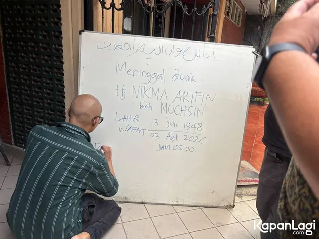 Ivanka Slank Menulis Papan Pengumuman