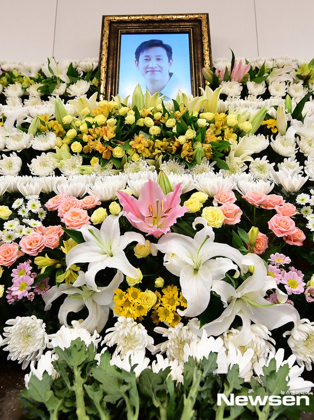 Lee Sun Kyun's Funeral Atmosphere, Adorned with Smiling Photos of the Deceased and Beautiful Flowers