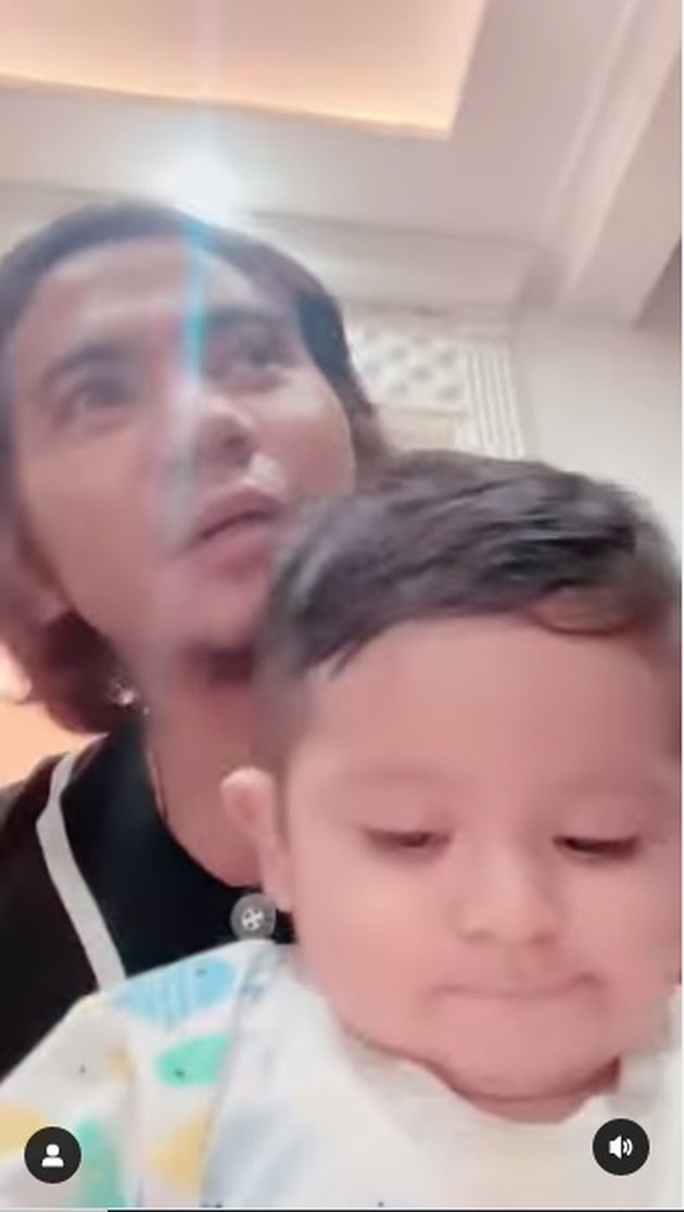 Already Divorced from Nadya Mustika, Take a Look at 9 Photos of Rizki DA Still Taking Care of Baby Syaki - Teaching Recitation from an Early Age