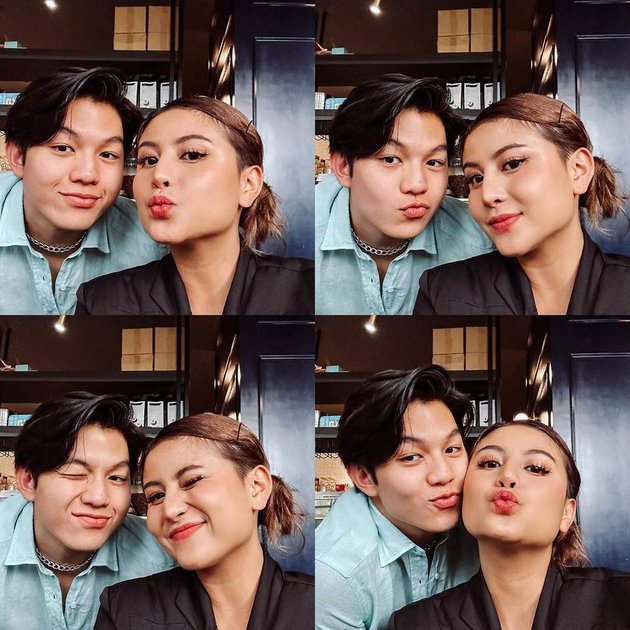 Inilah foto selfie mesra Awkarin dan Alden Masterchef yang diduga menjadi postingan perdana mereka untuk go public soal status hubungannya sebagai pasangan kekasih. Lewat postingan ini, Awkarin menuliskan caption berupa 'I Love You' untuk Alden.