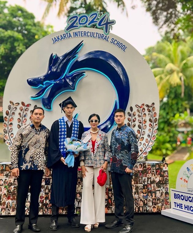 Already Received a Scholarship to Study in America, Here are 8 Portraits of Marco Putra Diah Permatasari's Graduation - Looking Handsome and Dashing in a Graduation Gown