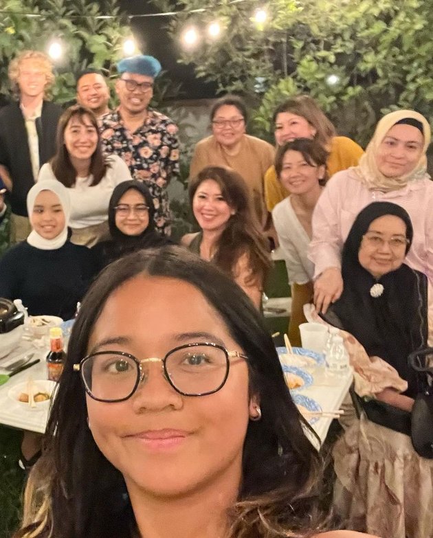 Already Introduced to the Extended Family, 10 Photos of Cinta Kuya Inviting Her Foreign Boyfriend to Attend a Dinner Event - Still Shy Like a Kitten