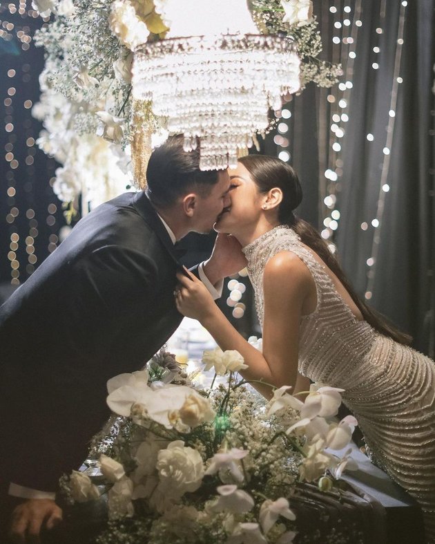 Jessica Iskandar membagikan momen ciuman mesra dengan sang suami, Vincent Verhaag di media sosial instagramnya. 