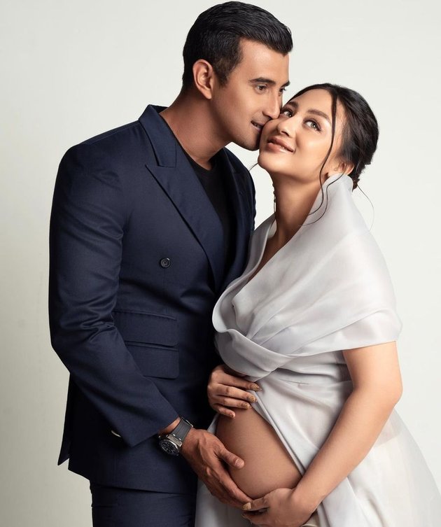 Already Giving Birth to a Beautiful Baby Girl, Here are 9 Portraits of Ali Syakieb and Margin Wieheerm's Maternity Shoot that Just Revealed - Couple in Matching Outfits