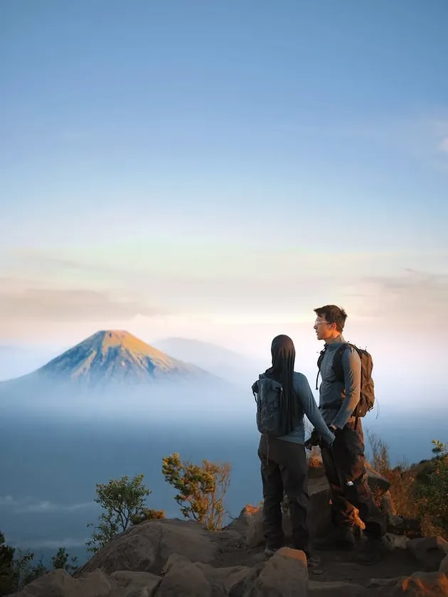 Rey Mbayang dan Dinda naik gunung