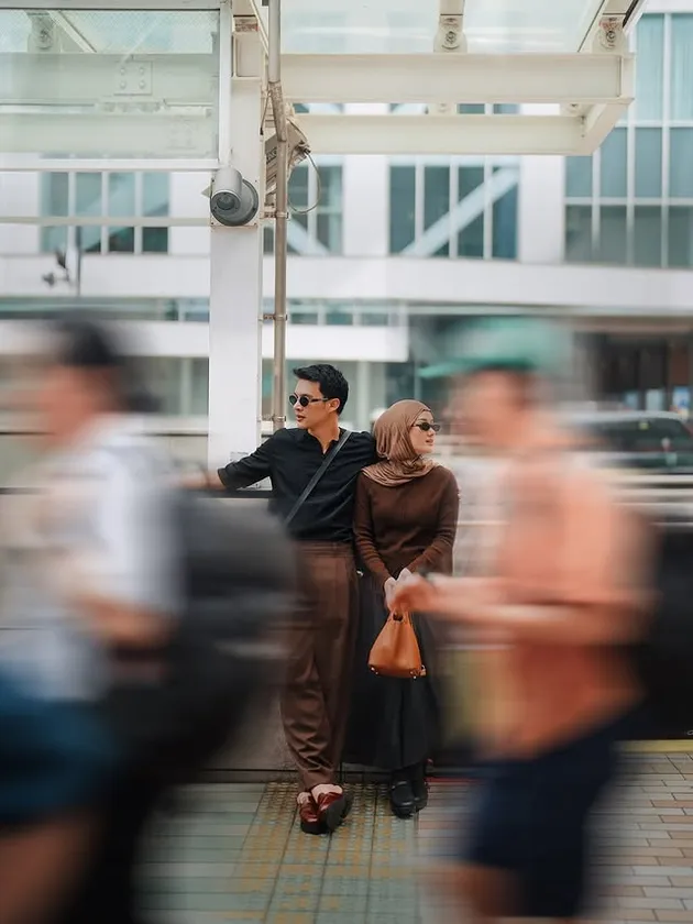 Rey Mbayang dan Dinda di jalan ramai