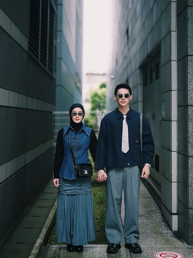 Rey Mbayang dan Dinda berdiri berdampingan