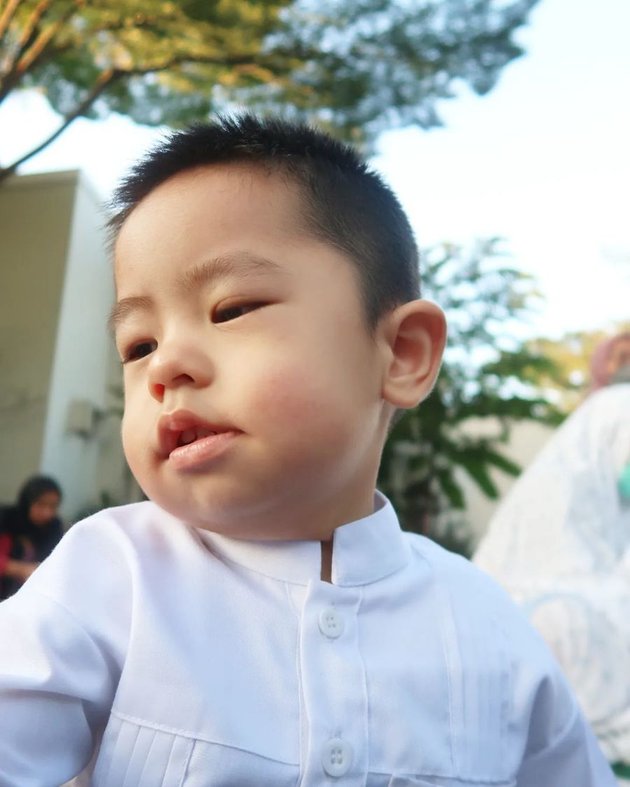 Sulaiman, Oki Setiana Dewi's Fourth Child, is Becoming More Active After Rare Disease Operation - 8 Portraits