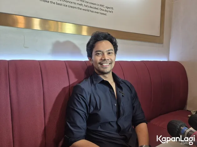 Insanul Fahmi pakai kemeja