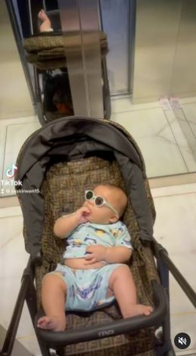 Already Like a Little Boss, Here are 8 Adorable Photos of Baby Ukkasya Wearing Glasses That Make You Want to Pinch Him