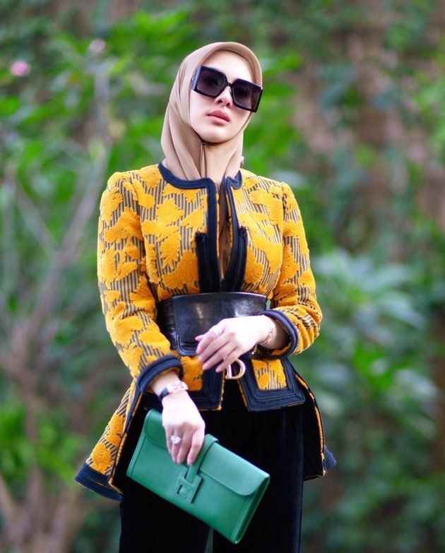 Already a Year Steadfast in Wearing Hijab, Here are 8 Stylish and Elegant Photos of Syahrini - Long Silk Top Worth Rp30 Million Becomes the Highlight