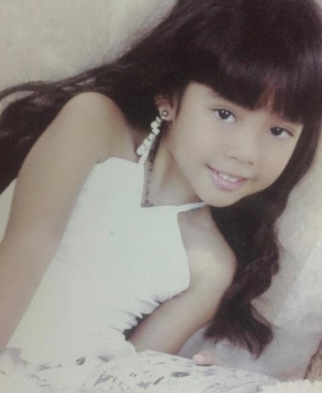 Nah, ini potret Fay Nabila saat masih kecil dulu. Dara kelahiran Surabaya 11 Februari 2000 ini sudah terlihat imut dan cantik sejak ia masih kecil dulu. 