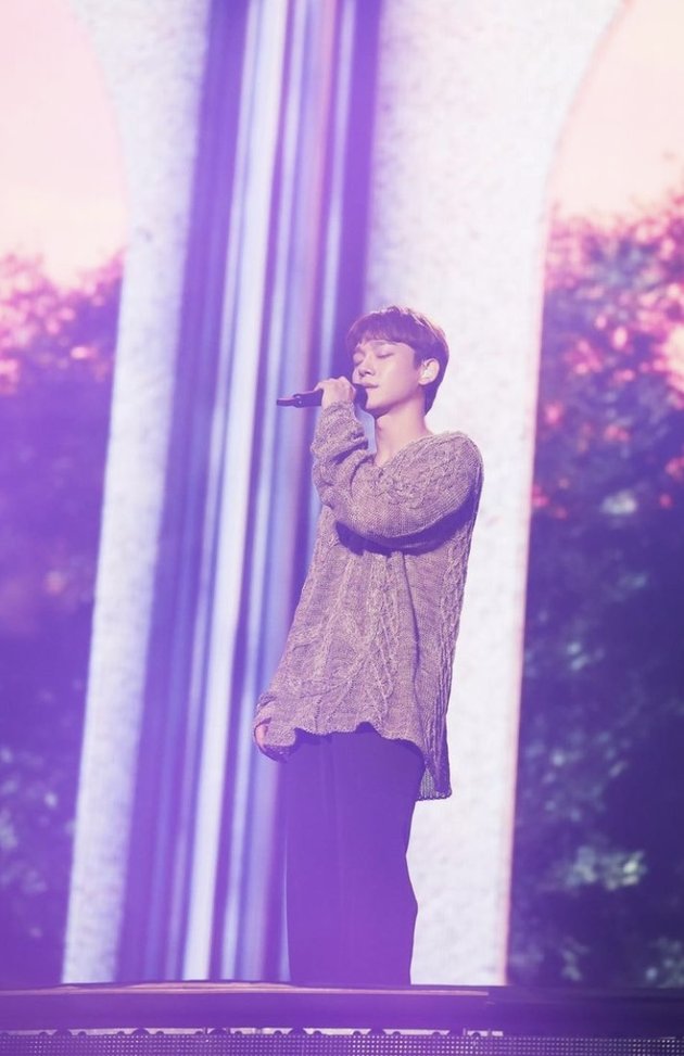 Chen yang sudah kembali tampil menyanyikan lagu 'Beautiful Goodbye' miliknya setelah hiatus wamil. 