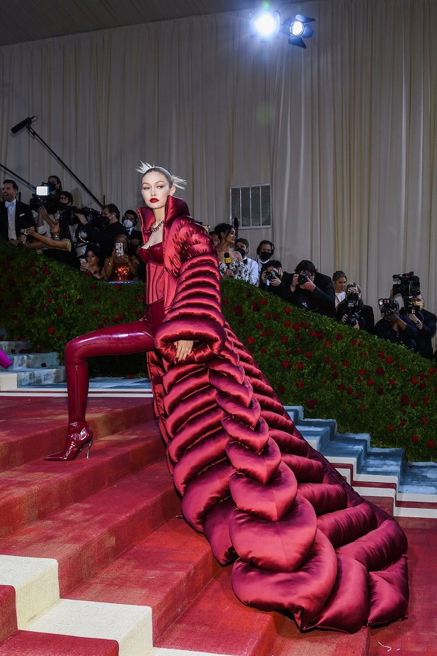 8 Photos of Gigi Hadid Transforming the Red Carpet into a Unique Runway!