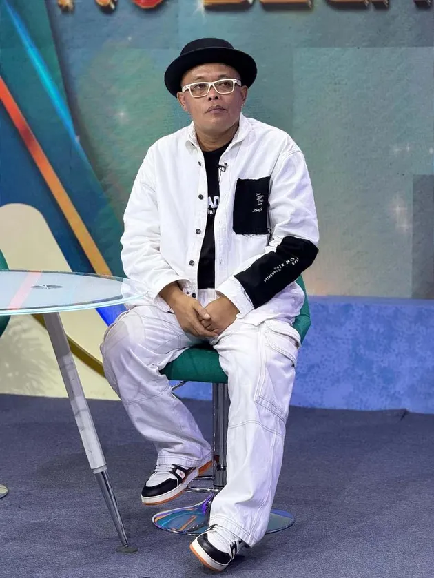 Sule kenakan busana putih