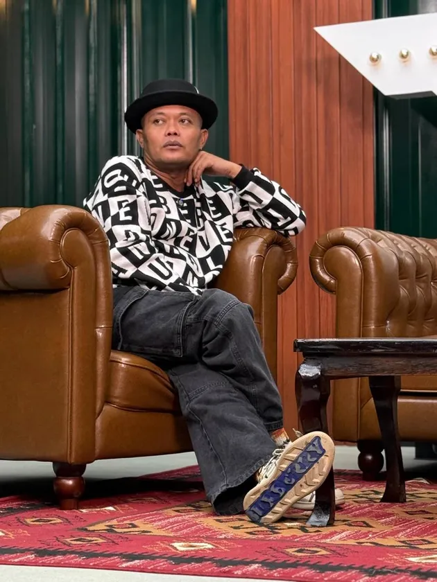 Sule duduk di sofa