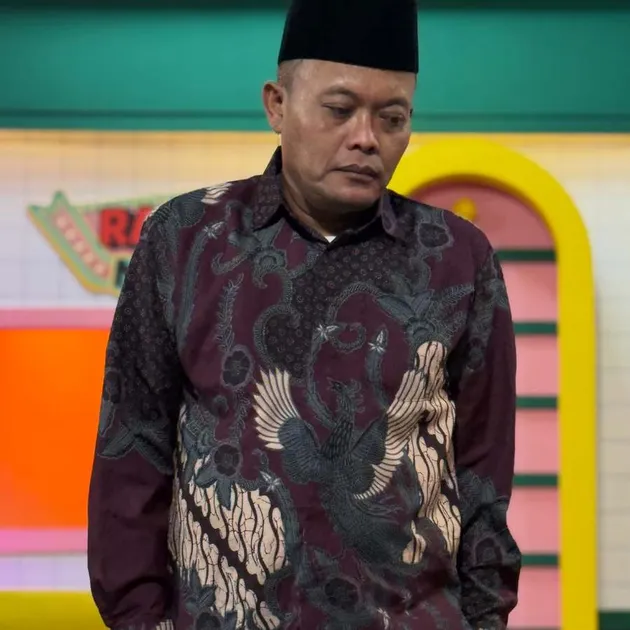 Sule pakai baju batik