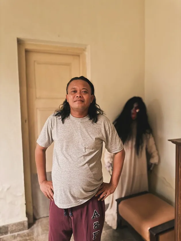 Sule dengan hantu di belakang