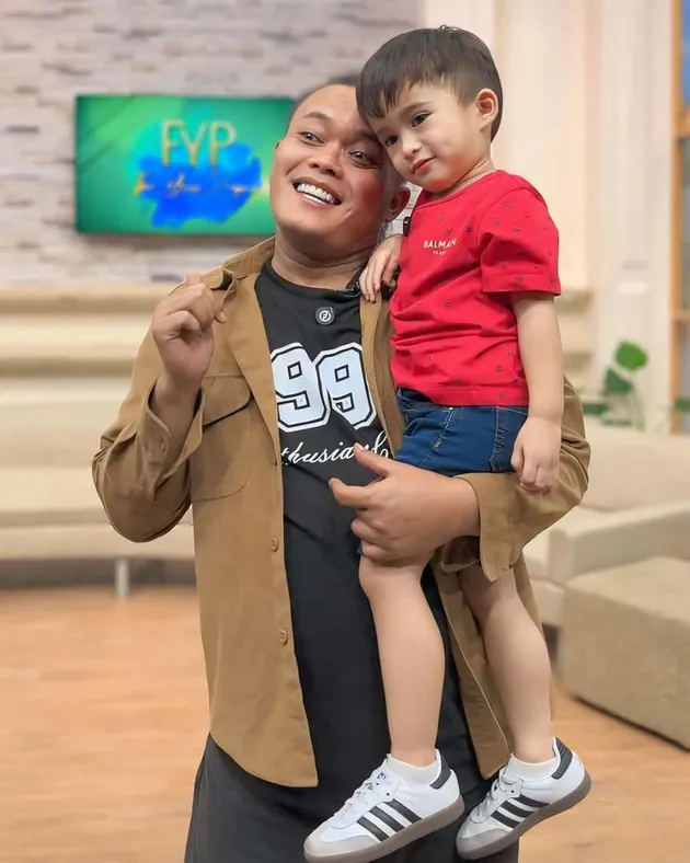 Sule menggendong Adzam di lokasi syuting.