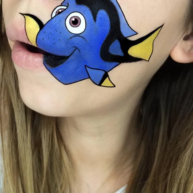 Tokoh film di bibir
